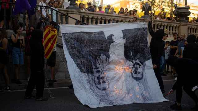 Queman una imagen de Aragonès y Collboni en la marcha de la Esquerra Independentista