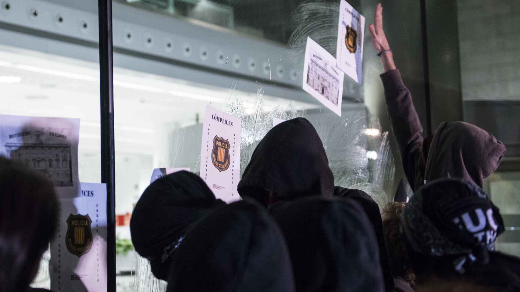 Miembros del CDR pegan pegatinas durante una manifestación con motivo del quinto aniversario del referéndum del 1-O