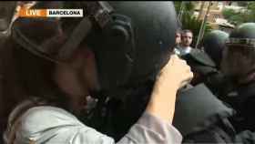 Un agente de la Policía Nacional denuncia un beso sin consentimiento por parte de una manifestante durante el 1-O