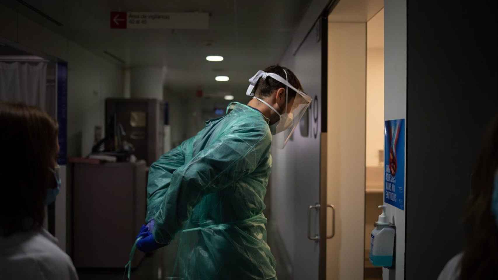 Un sanitario ataviado con protecció contra el Covid, en un hospital
