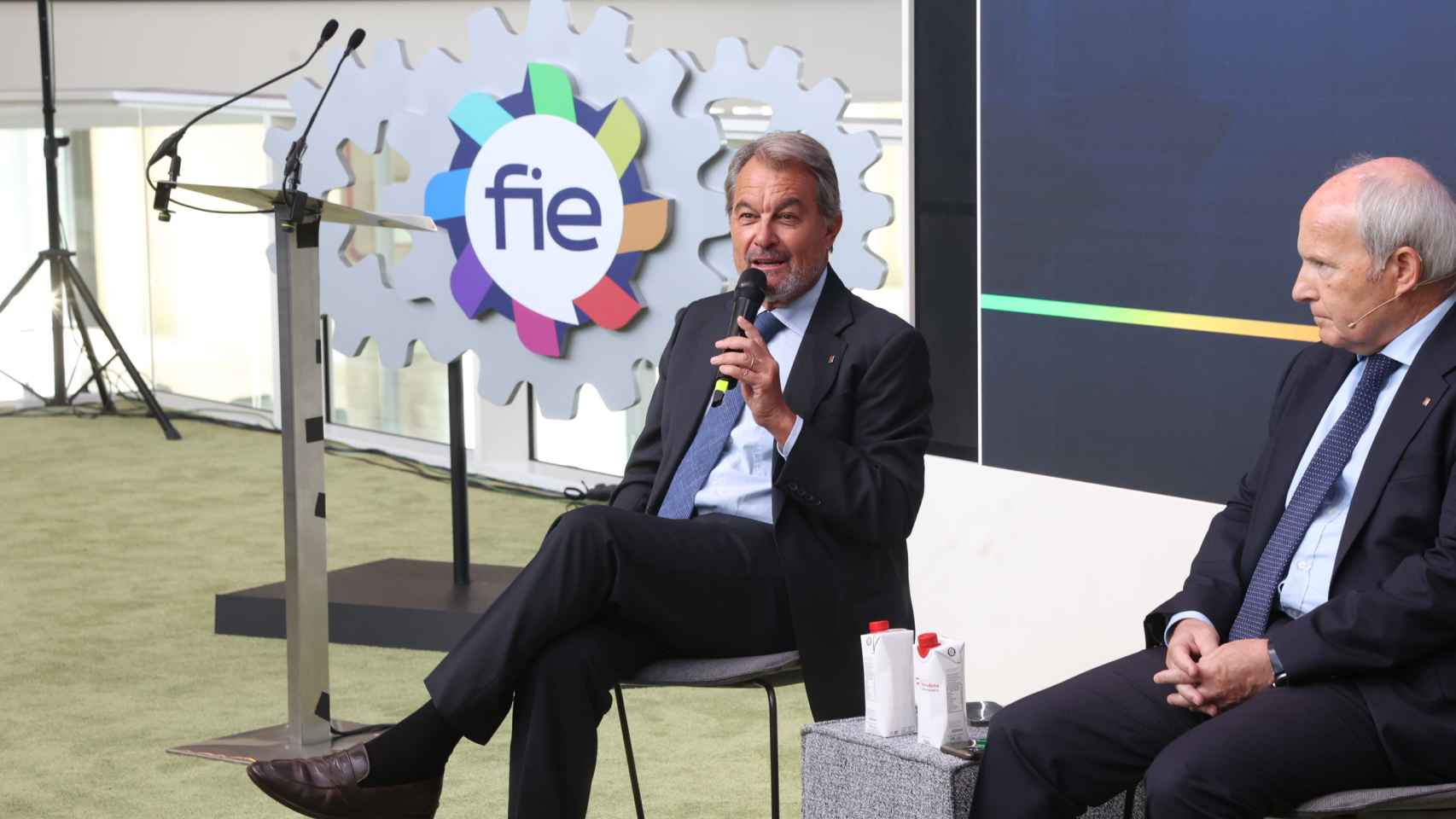 Los expresidentes de la Generalitat Artur Mas (i) y José Montilla (d), en el FIE2023