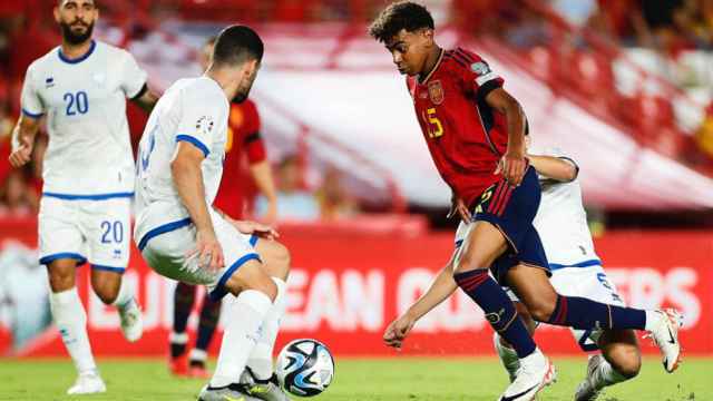 Lamine Yamal encara a un jugador de Chipre en la goleada de España