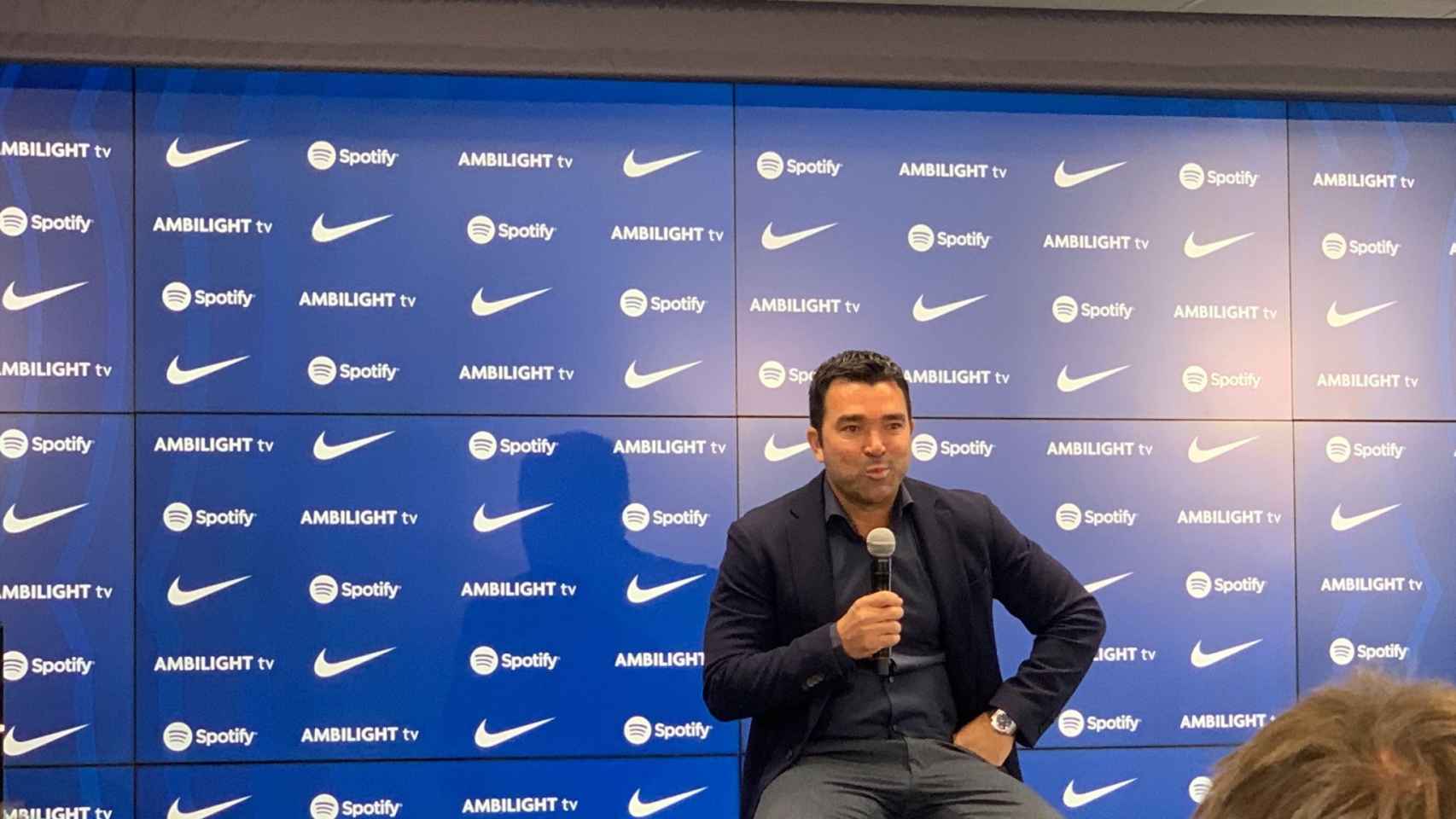 Deco sonríe en su presentación como nuevo director de fútbol del Barça