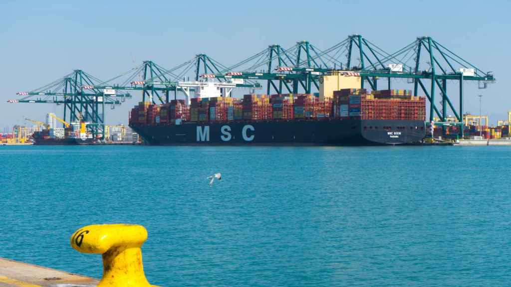 Un carguero transporta contenedores a otros países