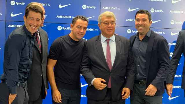 Bojan y Deco se ríen en su presentación junto a Xavi y Laporta