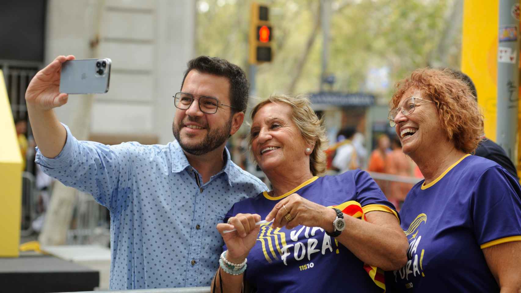 El presidente de la Generalitat, Pere Aragonès, se fotografía con dos mujeres en la Diada del 2023