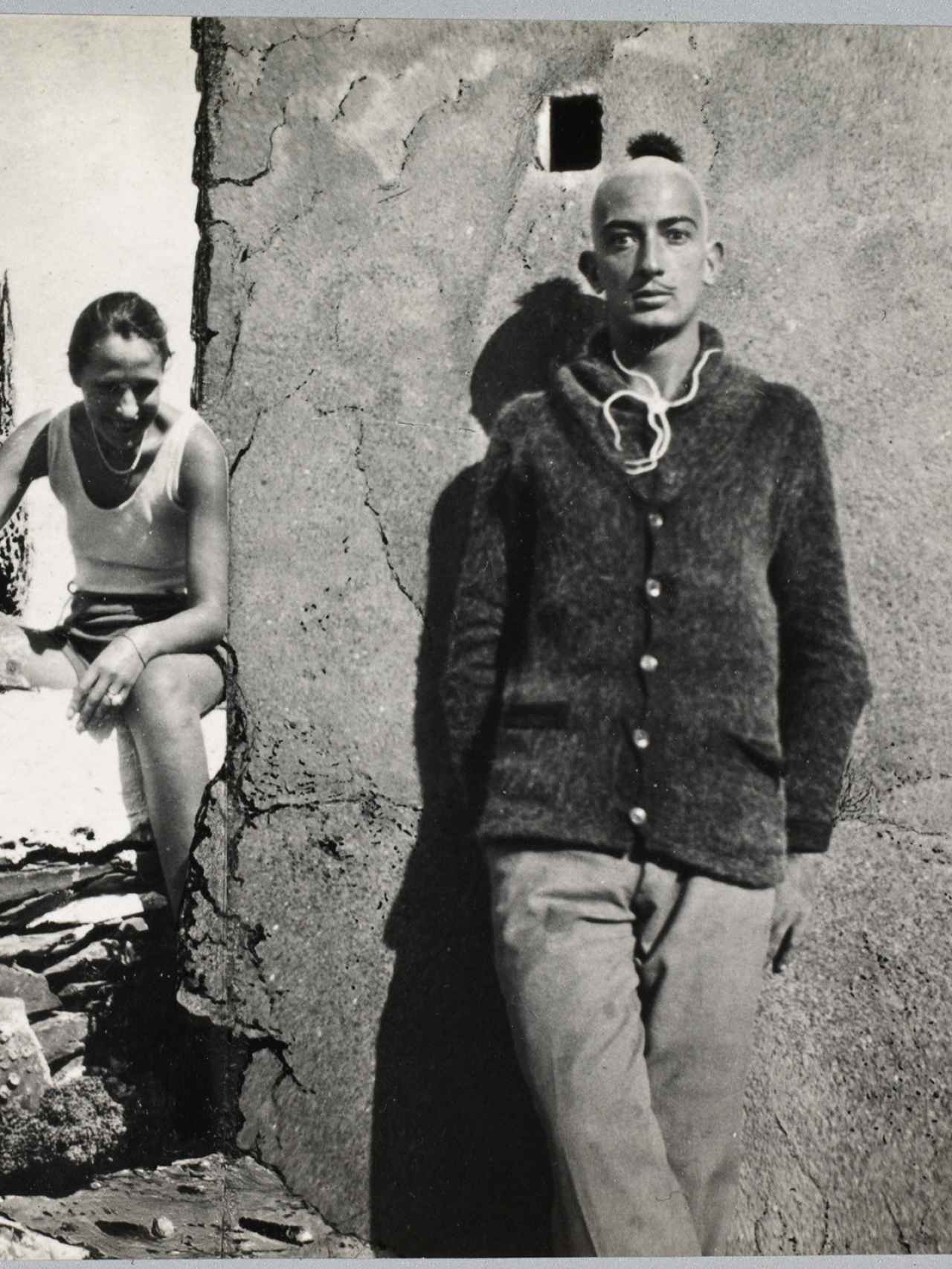 Fotografía de Gala y Salvador Dalí en Cadaqués, 1931 © Derechos de imagen de Salvador Dalí. Fundació Gala-Salvador Dalí, Figueres, 2023
