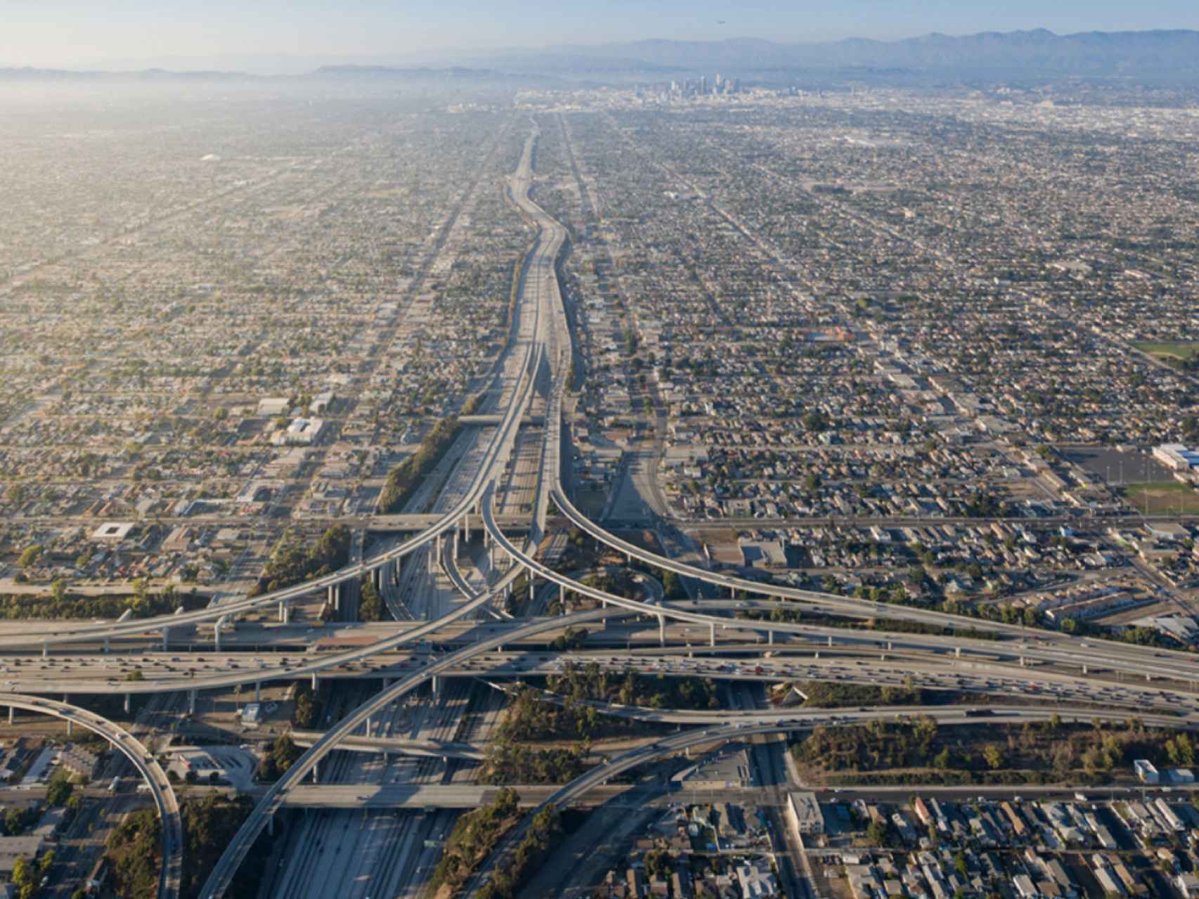 Vista de Los Ángeles y su red de autopistas