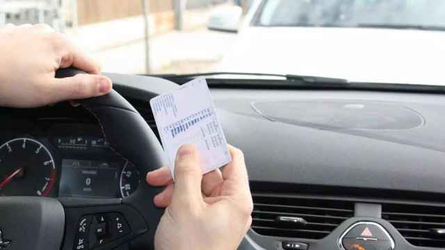 Un conductor muestra su carnet de conducir