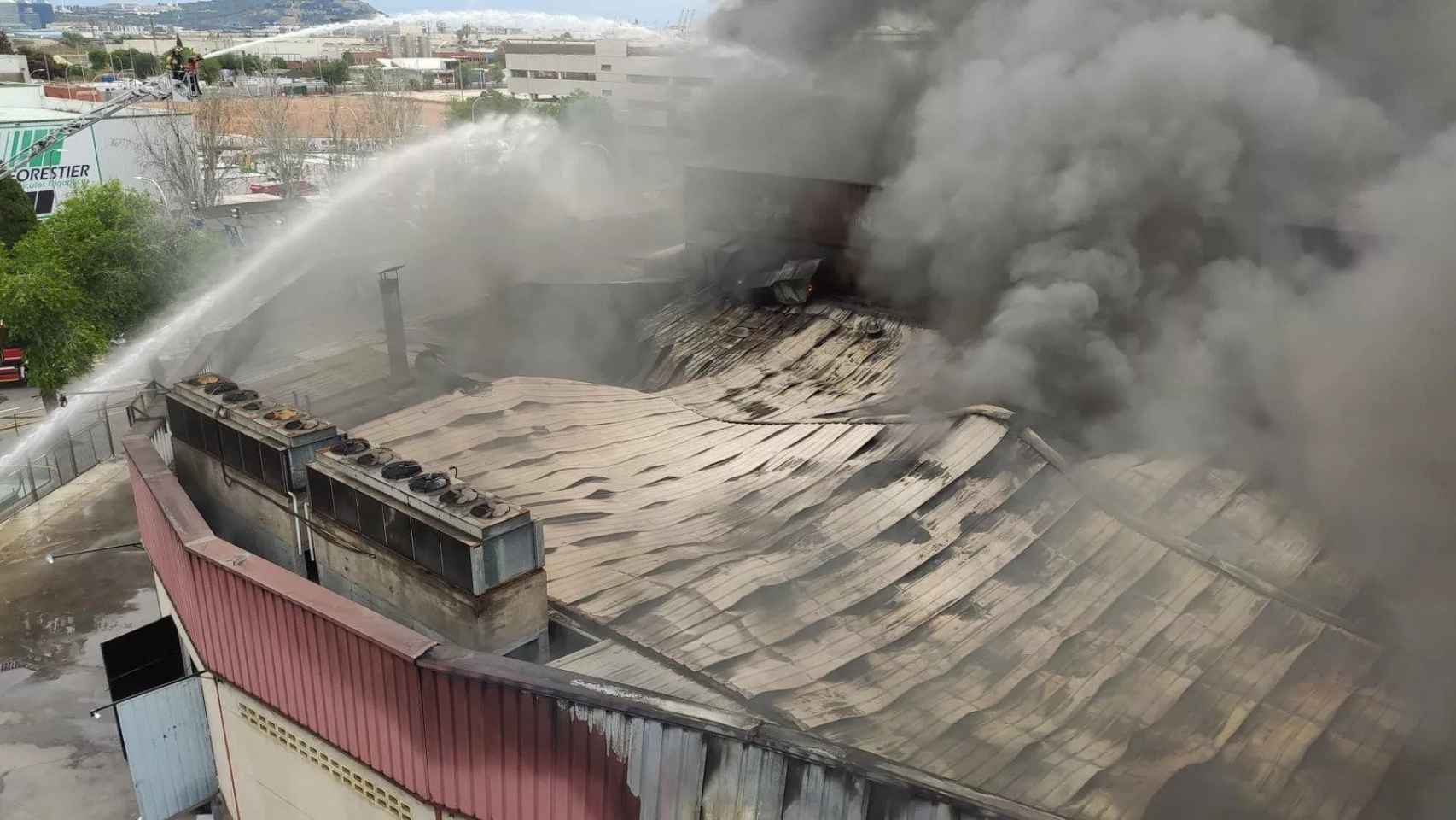 El incendio en la fábrica Schara de la Zona Franca en mayo