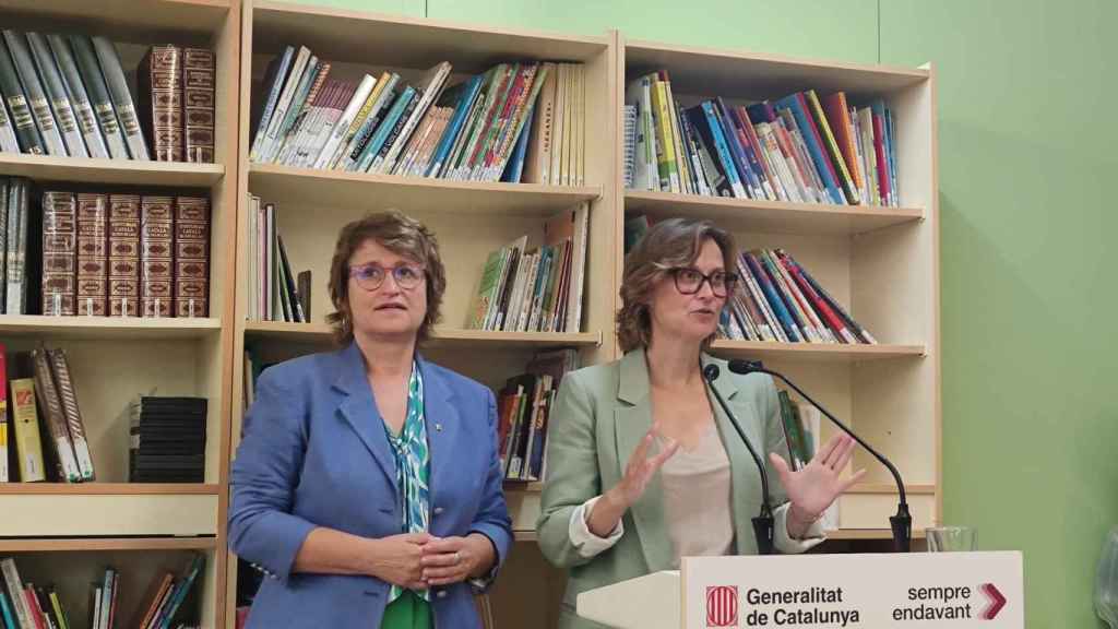 La 'consellera' de Educación, Anna Simó, y la de Acción Exterior y UE, Meritxel Serret, en la visita propagandística para los cónsules a una escuela