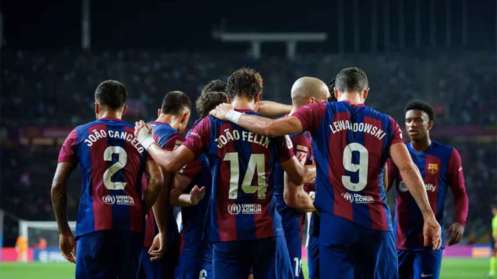 Joao Félix y Joao Cancelo, celebrando un gol con sus compañeros en el Barça
