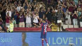 Joao Cancelo, celebrando su golazo con la afición del Barça