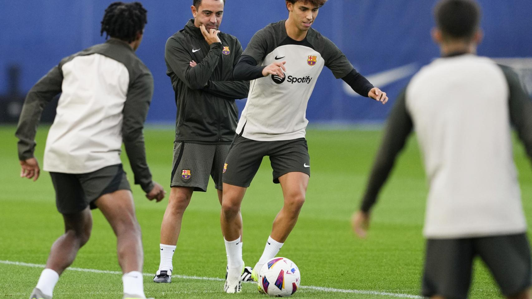 Xavi Hernández, muy atento durante un entrenamiento del FC Barcelona