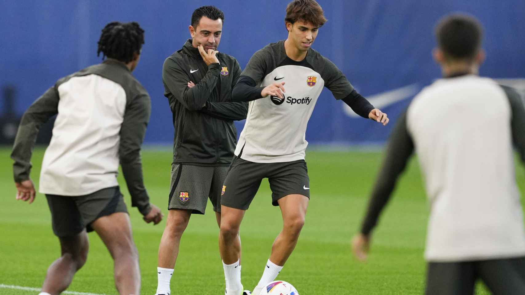 Xavi Hernández, muy atento durante un entrenamiento del FC Barcelona