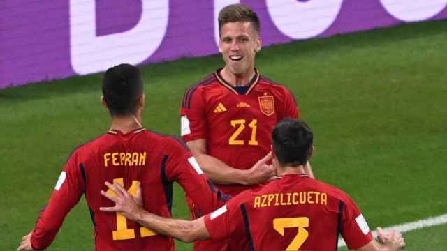 Dani Olmo, Ferran Torres y Azpilicueta celebran un gol con España