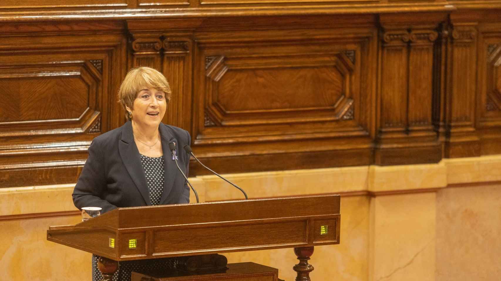 La diputada de PSC-Units Gemma Lienas interviene en la sesión de este jueves del pleno del Parlament