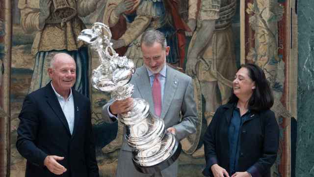 El Rey con Grant Dalton en su visita a Barcelona