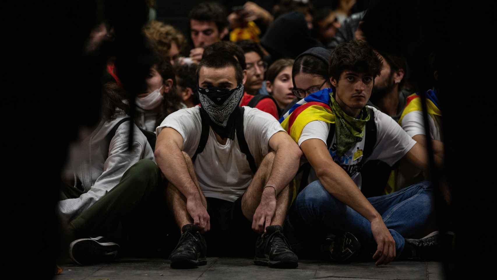 Manifestantes sentados en el Aeropuerto de Barcelona-El Prat a 14 de octubre de 2019