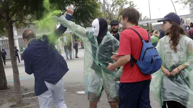 Varios activistas manchan con polvo de colores a un congresista que acude a The District