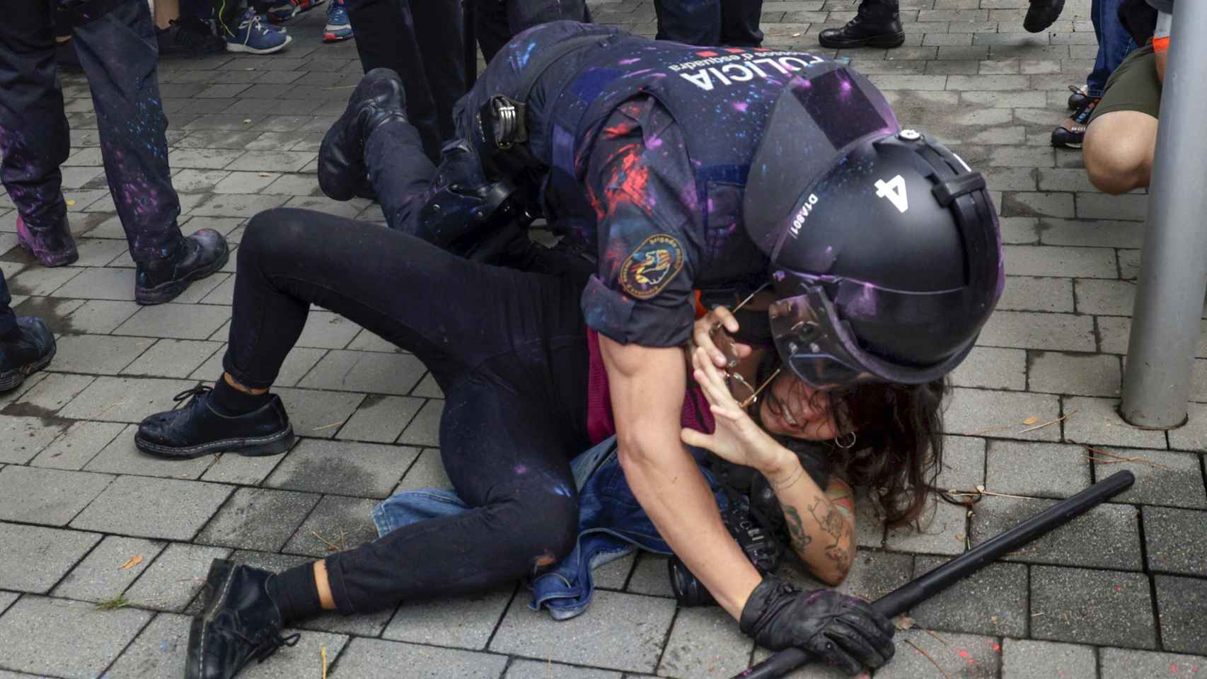 Un centenar de activistas por la vivienda atacan a los visitantes de la feria The District en Barcelona
