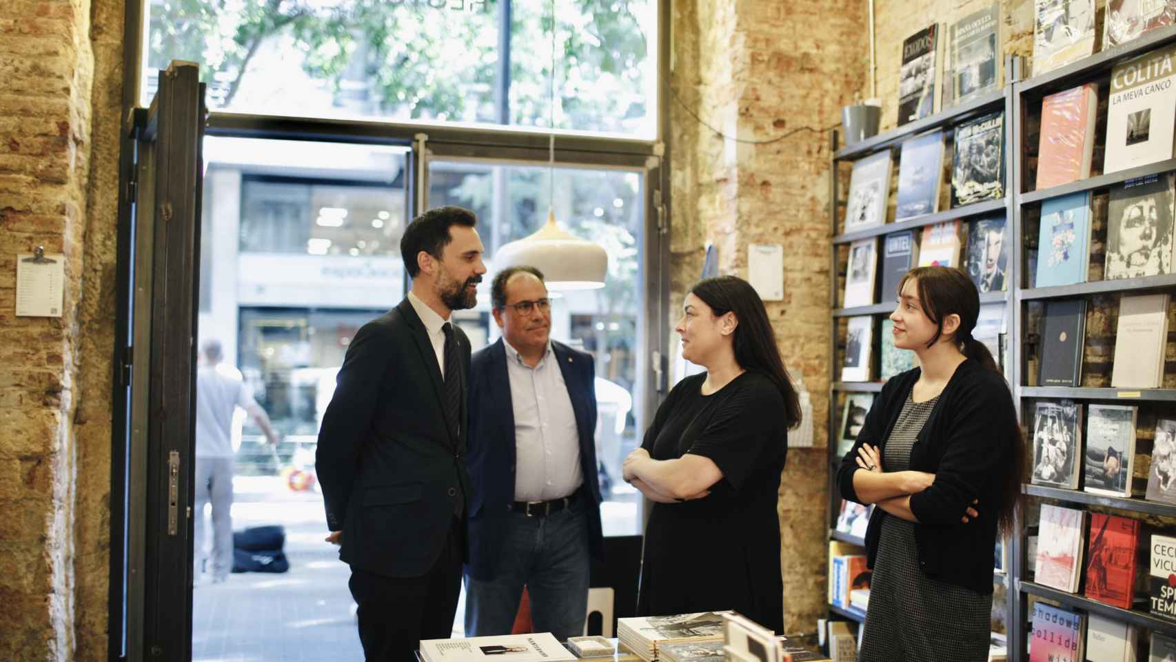 El 'conseller' Roger Torrent i el secretari de Treball, Enric Vinaixa, en la visita a la librería Restory de Barcelona