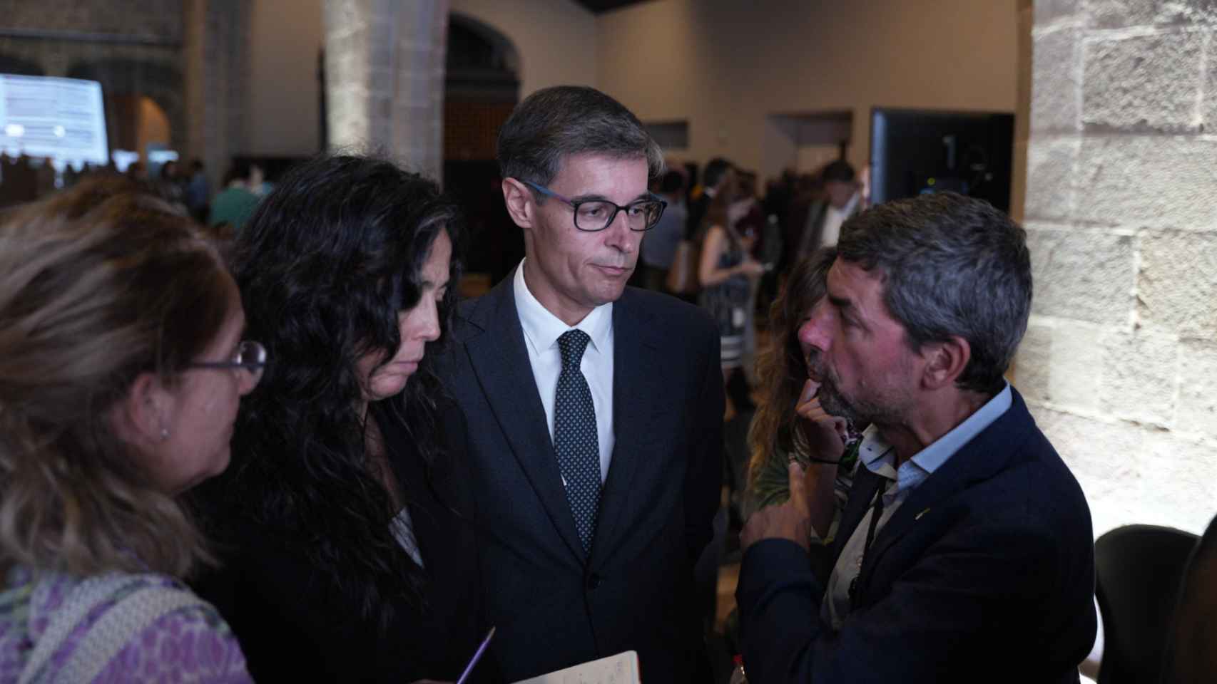 Caras largas de los candidatos de Eines de País Mònica Roca, Toni Fitó y Joan Canadell
