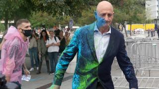 Jordi Moix, empapado de pintura por la PAH al asistir al congreso inmobiliario The District