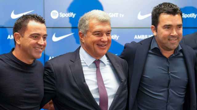 Xavi Hernández, Joan Laporta y Deco en la presentación del nuevo director deportivo del Barça