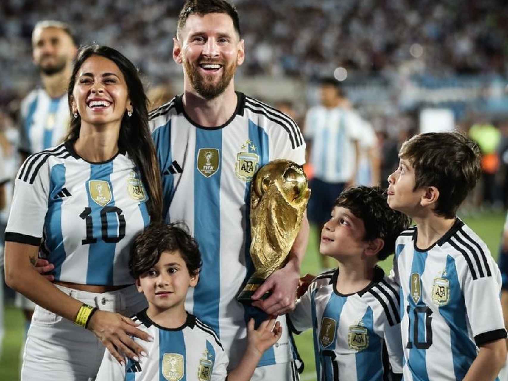 Leo Messi, junto a Antonella y sus tres hijos, Thiago, Mateo y Ciro