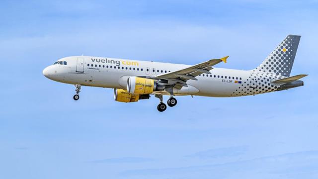 Un avión de Vueling aterriza en el aeropuerto de Barcelona.