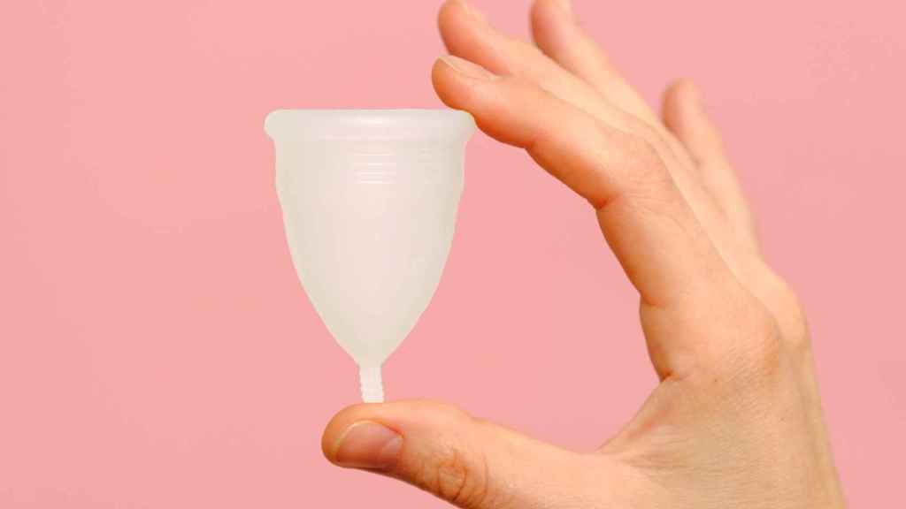 Una copa menstrual en una imagen de archivo