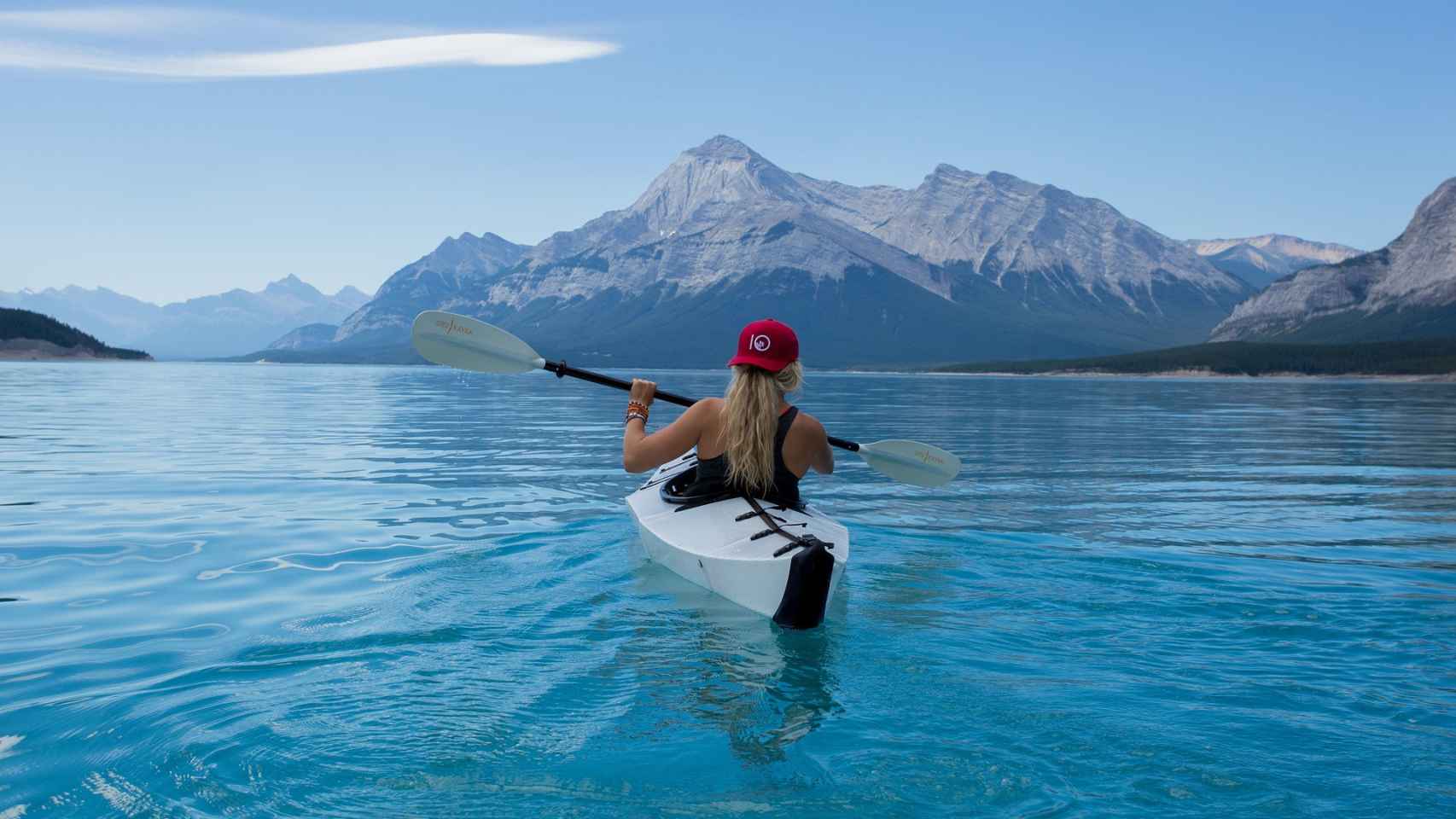 Chica haciendo kayak