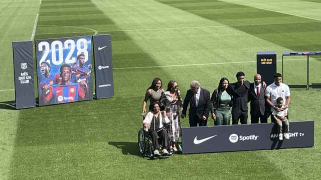 La familia de Balde, presente en el acto de renovación del futbolista con el Barça