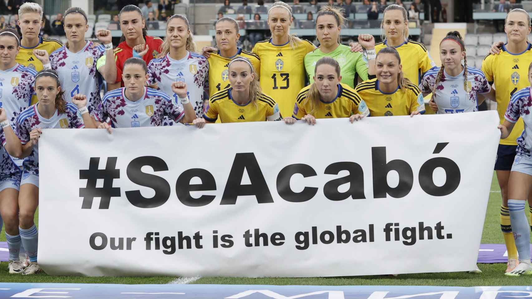 La pancarta de las jugadoras de España y Suecia con el lema Se acabó
