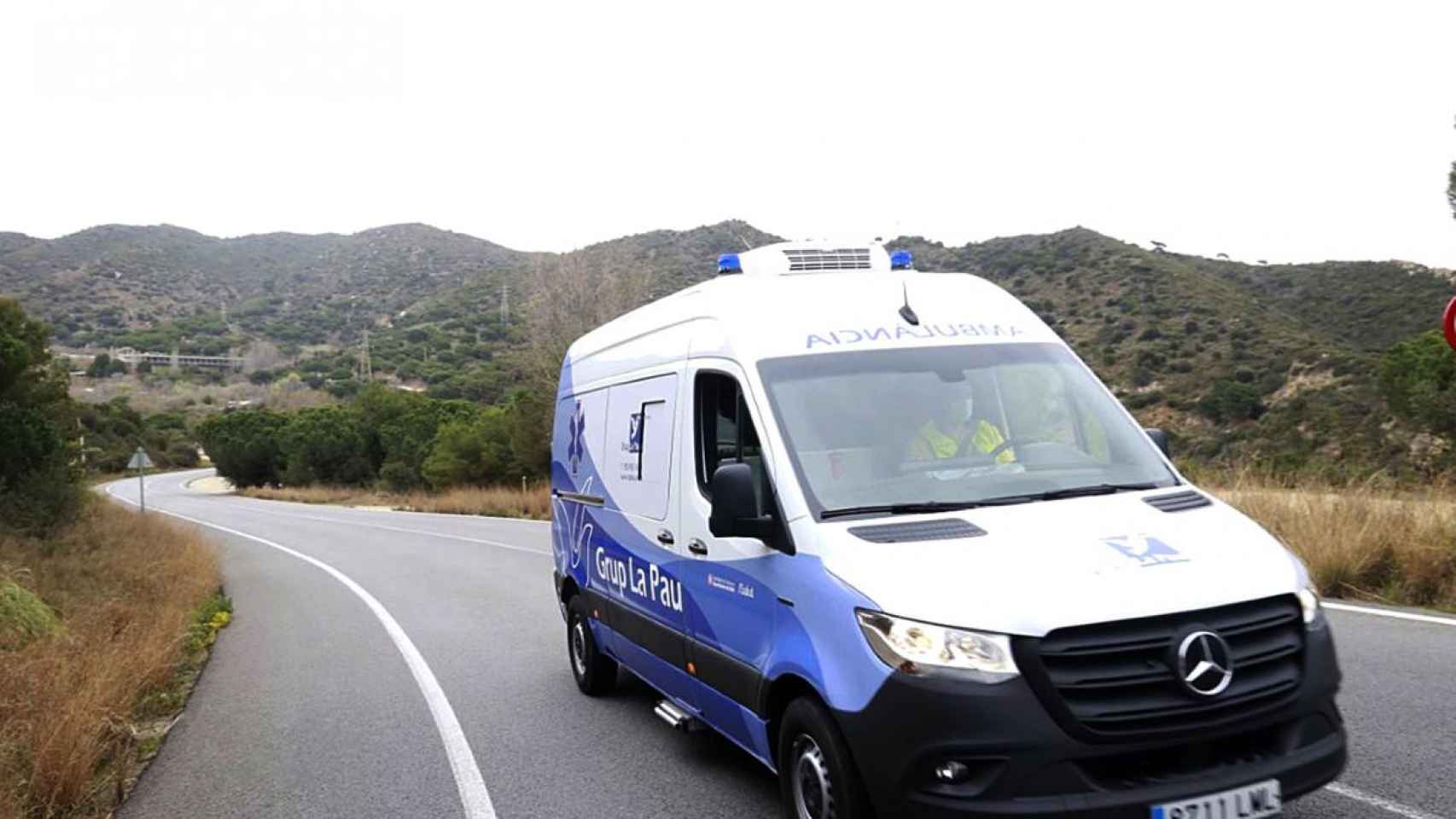 Una ambulancia de Grup La Pau, en una carretera de Euskadi