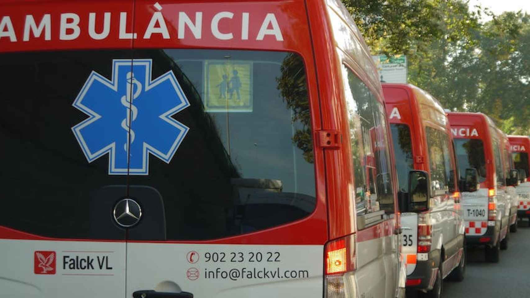 Imagen de vehículos de transporte sanitario de Falck
