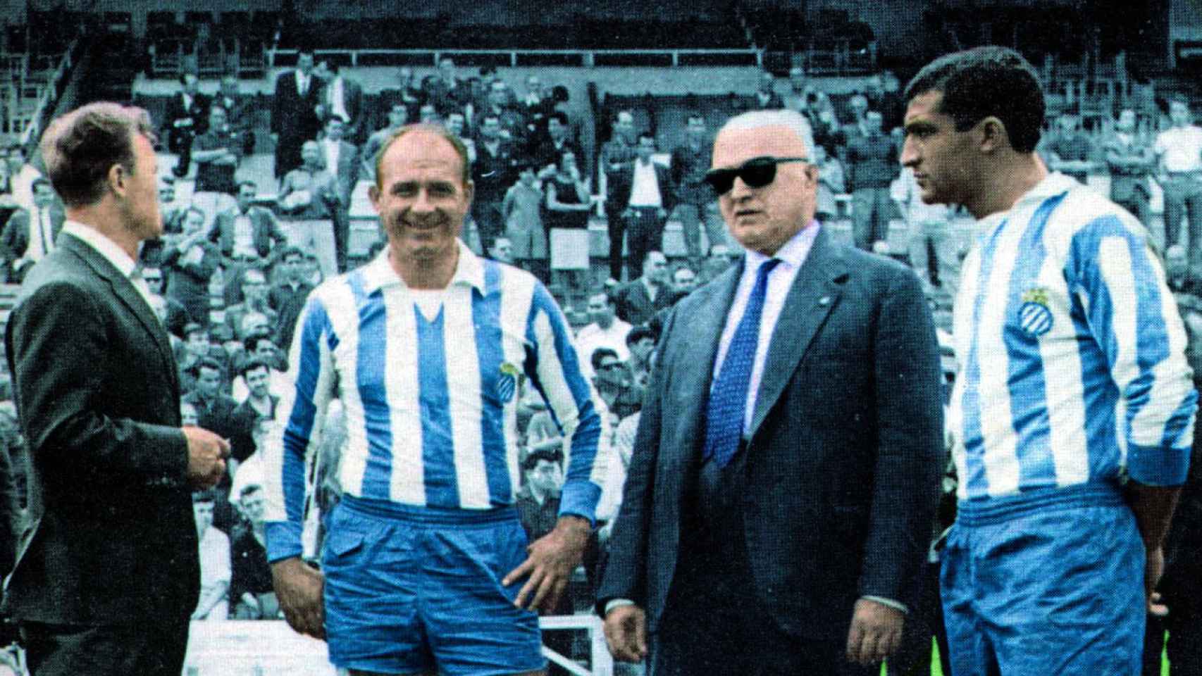 Alfredo Di Stefano el día de su presentación con el Espanyol, junto a Kubala
