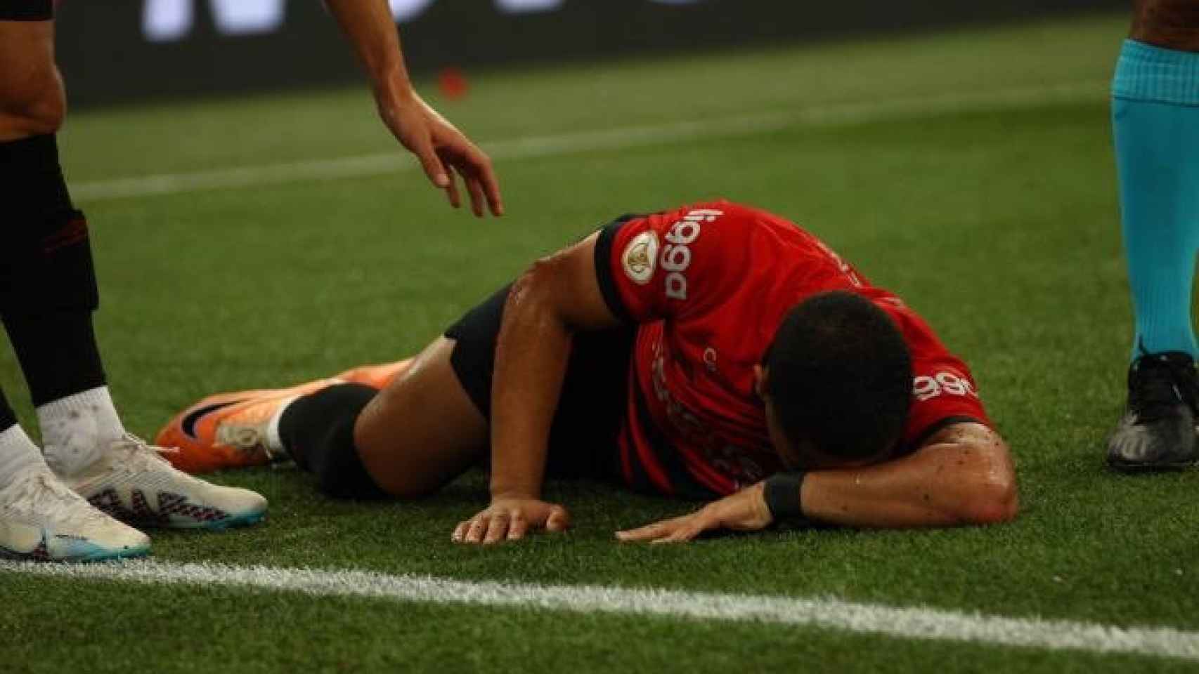 Vitor Roque, lesionado del tobillo en un partido con el Athletico Paranaense