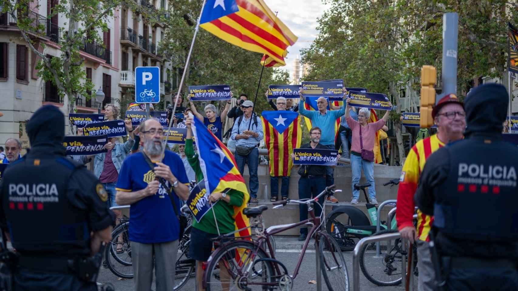 Unas 30 personas participan en la manifestación de la ANC frente a los ministros de transportes de la UE en Barcelona