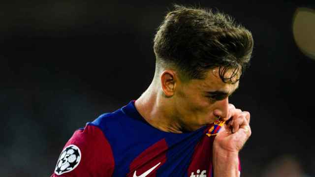 Gavi besa el escudo del Barça tras marcarle al Amberes