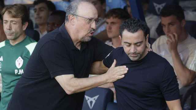 Xavi saluda a Rafa Benítez antes del partido
