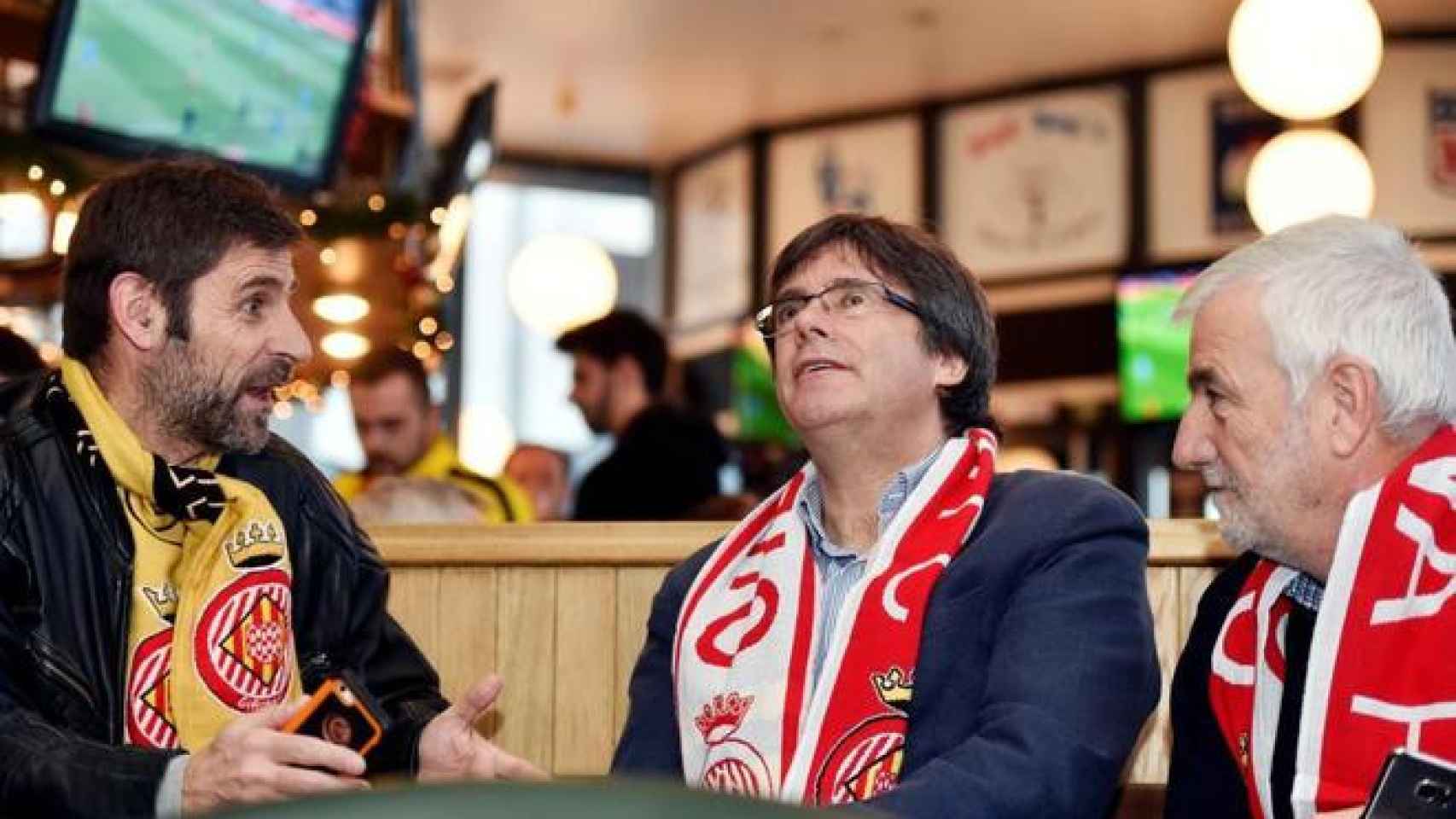 Carles Puigdemont (c), con 'Jami' Matamala (d) viendo un partido del Girona