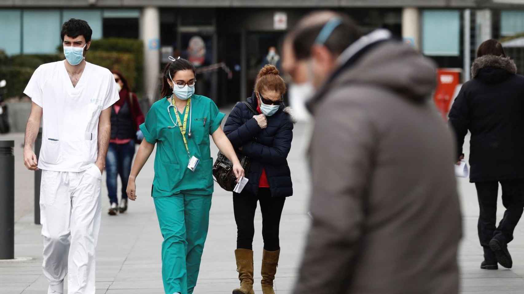 Dos sanitarios ante un hospital en la Comunidad de Madrid