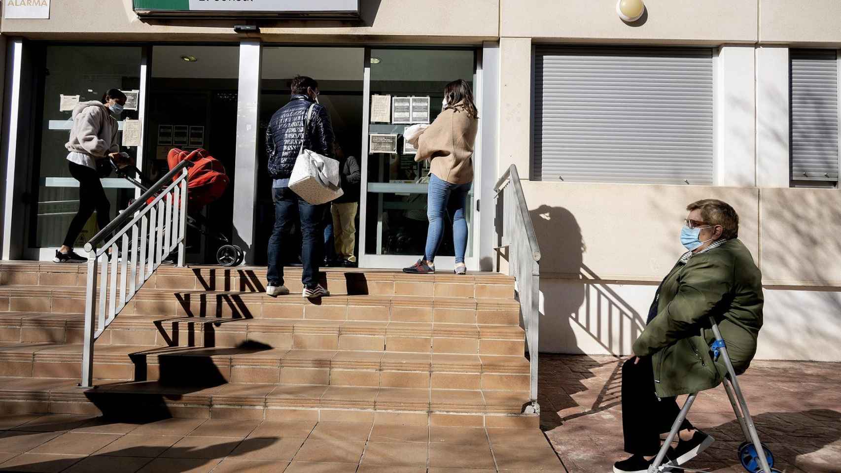 Pacientes en el acceso a un centro de salud en Andalucía