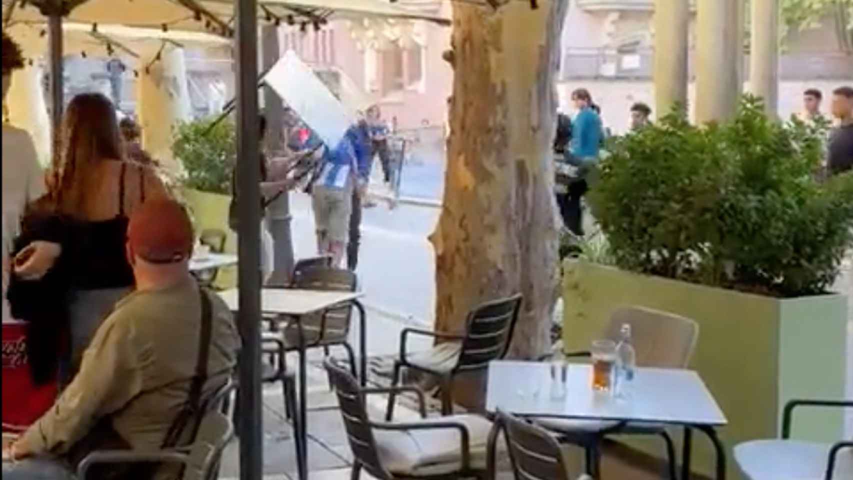 Brutal pelea entre varios adolescentes en pleno centro de Manresa: mesas y sillas volando