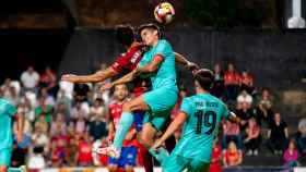 Los jugadores del Barça B, luchando por un balón dividido