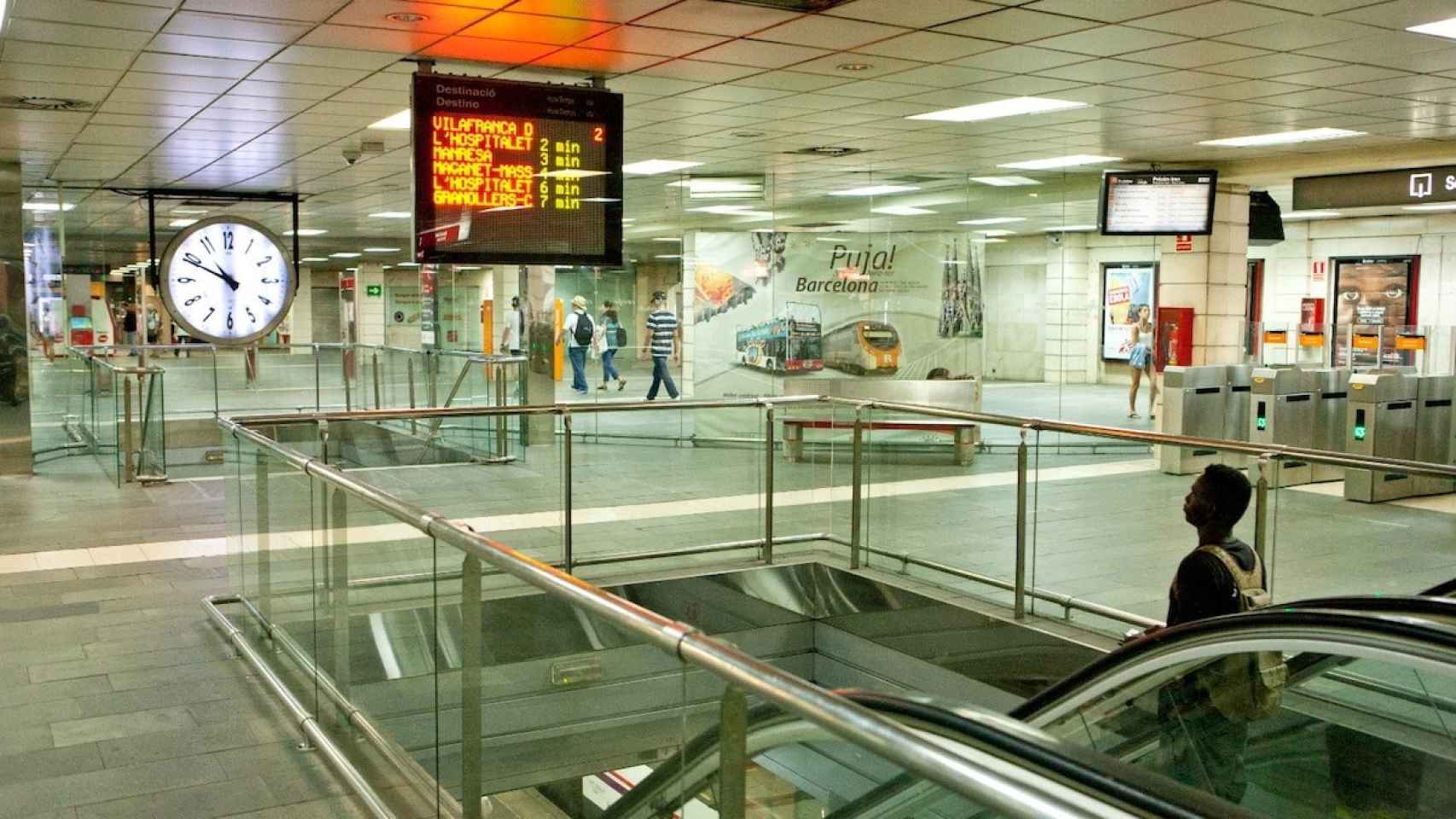 Un pasajero en la Estación de Plaza Catalunya de Renfe