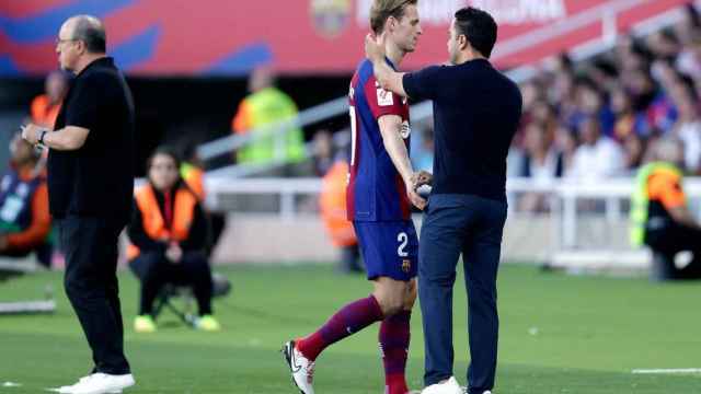 Xavi Hernández, consolando a Frenkie de Jong tras caer lesionado