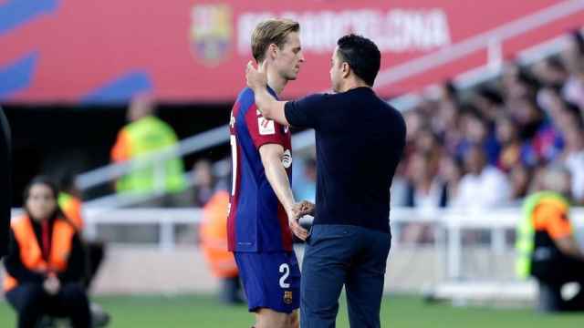 Xavi Hernández, consolando a Frenkie de Jong tras caer lesionado